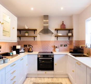 Warwick Apartment | Chic, immaculate Warwick apartment sleeps 4 & free private parking, easy walk to Warwick, castle, canal-side pub on doorstep - perfect for relaxing breaks, the races or workcation