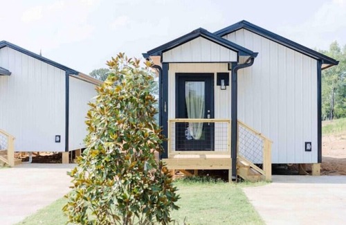 Lincoln House | Chic Lake Bungalow: 2 Queens, Deck, Lake Access #7nn