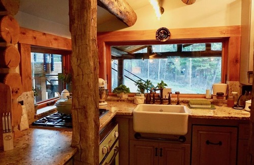 Wilson House | Chic luxurious Log cabin minutes from Jackson Hole ski resort and GTNP