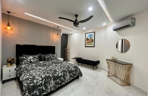 Gulberg Apartment | Chic Noir 1 Bedroom Apartment Gulberg