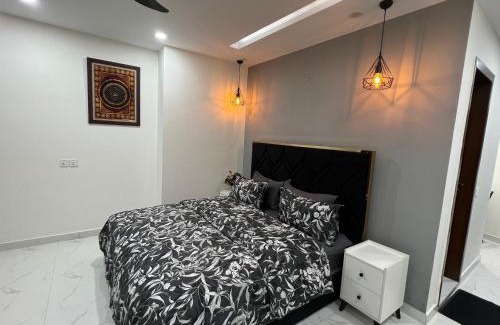 Gulberg Apartment | Chic Noir 1 Bedroom Apartment Gulberg