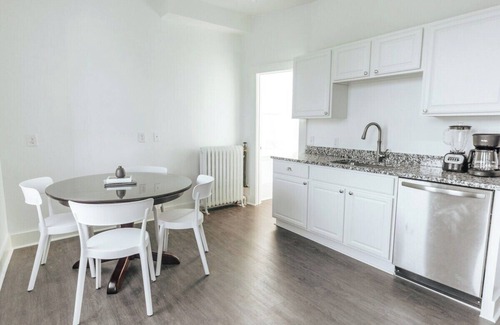 Yachting Village Apartment | CHIC on Thames St Deck & free parking