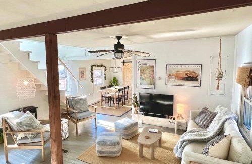 Smallwood House | Chic Renovated 'treehouse' With Hot Tub & Fire Pit