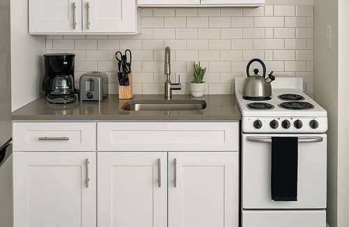 Hyde Park Apartment | Chic Retreat: Cozy 1BR Apartment