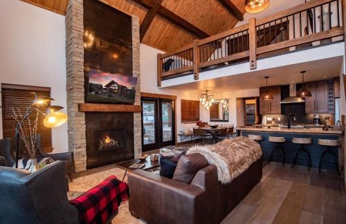 Estes Park House | Chic Retreat Indoor Outdoor Fireplace, Private Jacuzzi, Great Location!