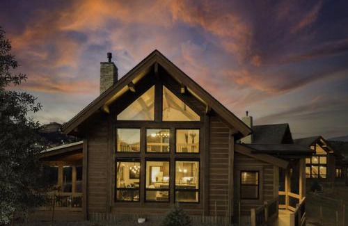 Estes Park House | Chic Retreat Indoor Outdoor Fireplace, Private Jacuzzi, Great Location!