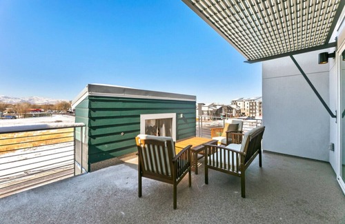 Old Town North House | Chic Retreat | Rooftop Fireplace | Ensuite Bathrooms