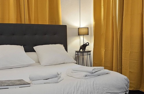 Petit-Bourg House | Chic Room in a beautiful 1930s Art Deco property