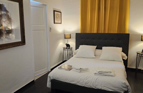 Petit-Bourg House | Chic Room in a beautiful 1930s Art Deco property