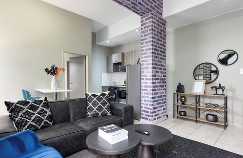 Parkwood Apartment | Chic, Sleek and Sophisticated: 1 Bed Rosebank Gem