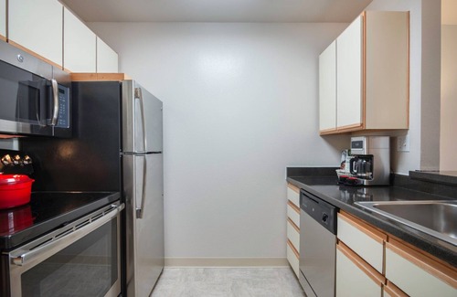 South Beach Apartment | Chic South Beach Studio w/Pool, Spa, facing the water, by Blueground