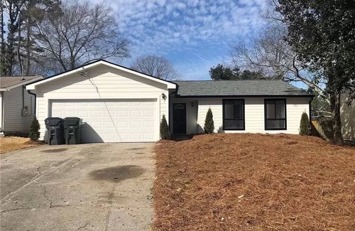 Norcross House | Chic Spacious Three Br Ranch Home minutes to ATL