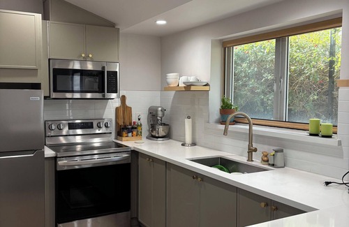 Woodland Hills Apartment | Chic studio with AC and WiFi in vibrant Woodland Hills