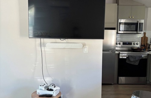 Woodland Hills Apartment | Chic studio with AC and WiFi in vibrant Woodland Hills