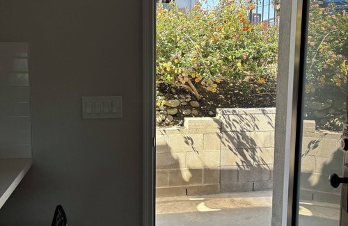 Woodland Hills Apartment | Chic studio with AC and WiFi in vibrant Woodland Hills