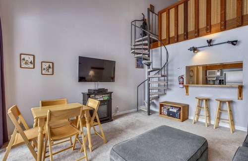 Truckee Condo | Chic Tahoe Donner Queen Studio w/Loft #212