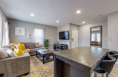 Los Angeles House | Chic Three-Tier Townhome in Gated Community - Near LAX, SoFi Stadium, DTLA