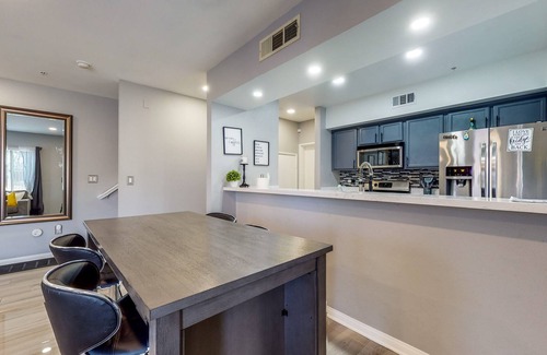 Los Angeles House | Chic Three-Tier Townhome in Gated Community - Near LAX, SoFi Stadium, DTLA
