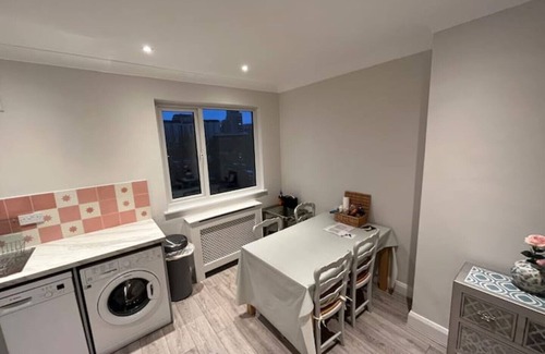 Wandsworth Apartment | Chic top floor flat with secure off st parking