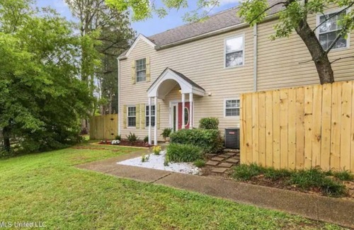 Flowood House | Chic Townhome at Rez, 2 Queen Beds, Smart TVs, Centrally Located, Community Pool