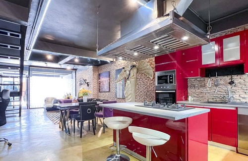 Old City House | Chic Townhouse in Old City Chefs Kitchen Walk to Sunday Market , Thapae Gate