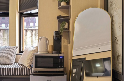 Midtown East Apartment | Chic Two Bedroom Apartment at the Historic Mansfield Residence