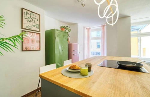 Wrangelkiez Apartment | Chic Urban Retreat Between Schlesisches Tor and Görlitzer Park