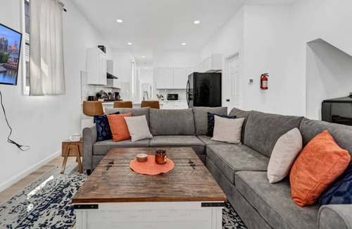 Front Park Apartment | Chic & Vibrant Dtwn Apartment