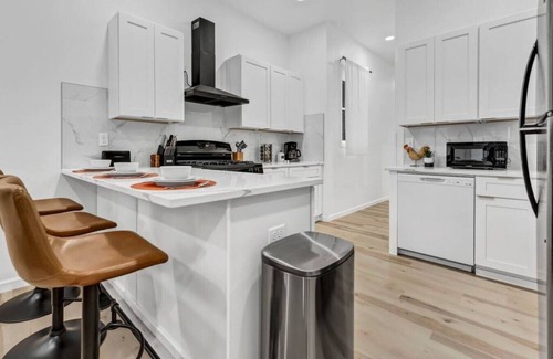 Front Park Apartment | Chic & Vibrant Dtwn Apartment