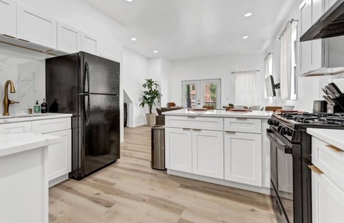 Front Park Apartment | Chic & Vibrant Dtwn Apartment