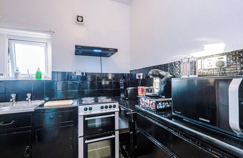 Bradford Apartment | Chic Victorian 2 bed duplex flat, sleeps 4, pet friendly, free parking.