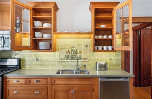 Uptown House | Chic Vintage Stay w/Private Balcony – Walk to Argyle Redline, Lake, Dining