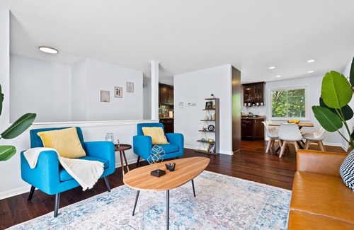 Wasco House | Chicago&O’Hare! King Bed+WiFi+Deck&Fence. New Bathroom