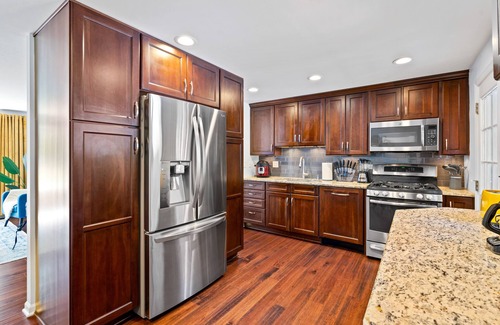 Wasco House | Chicago&O’Hare! King Bed+WiFi+Deck&Fence. New Bathroom