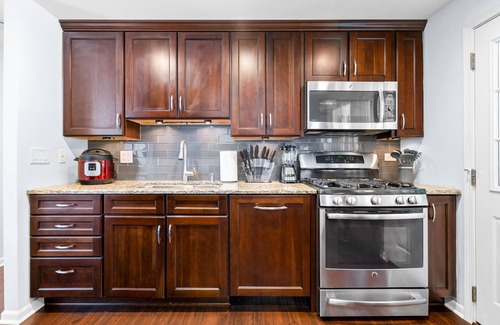 Wasco House | Chicago&O’Hare! King Bed+WiFi+Deck&Fence. New Bathroom