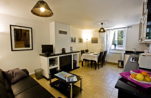 Penela Apartment | Child and pet friendly apartment with open plan lounge, kitchen and dining area.