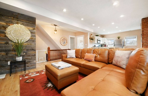 Aspinwall House | Child Friendly, Parking, King Bed, 15 min to Downtown