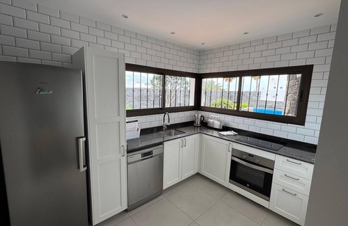 Playa Blanca Villa | Child friendly (sleeps 8) Luxury Villa c/w Heated Pool-hottub-playroom and toys