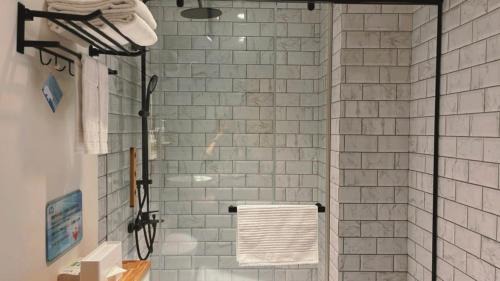 Zhongshan Hotel | Chill Roof Hotel