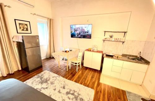 Nhat Tan Apartment | CHILLING SUDIO 11 Trinh Cong Son close Ho Tay vs Lotte mail !