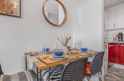The Westside Apartment | Chinese Suite-FreePark Balcony/Unique +Netflix 家庭