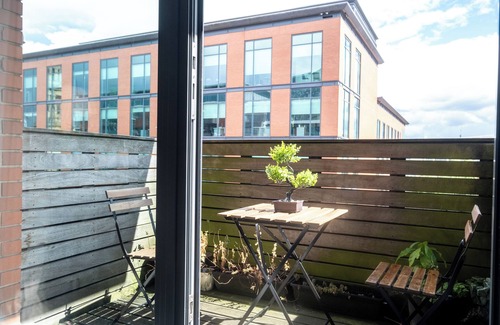 The Westside Apartment | Chinese Suite-FreePark Balcony/Unique +Netflix 家庭