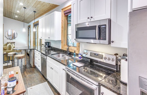 Glenville House | Chinquapin Escape: Resort Perks, By Lake Glenville