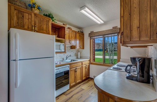 Clark Cabin | Chipmunk - Cozy pet friendly cabin