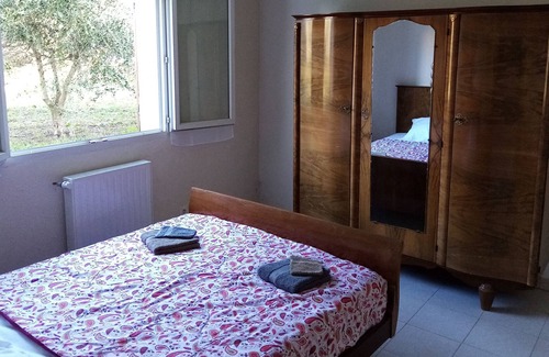 Sablet Apartment | Chris and Lolo await you in their independent apartment.