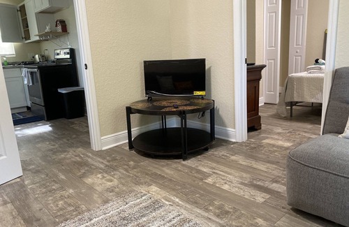 Maitland Apartment | Chris & Tish Cozy Apartment 2 bedrooms, a bonus room. 2 beds for 3 people. Q&T