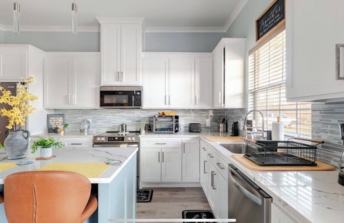 Emory House | Christian & Charming 2-bedrooms with fitness room in Emory