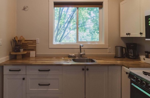 Christina Lake House | Christina Lake Family/Couples Getaway, Sleeps 5 Private Veranda - Close to Beach