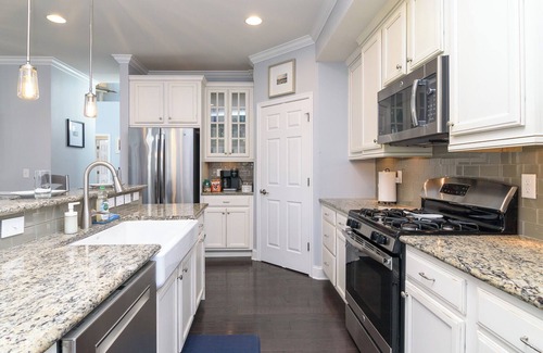 Bayside House | Christmas Tree, Linens, Bikes, XBOX & Patio w/Resort Pools, Hot Tubs & Saunas