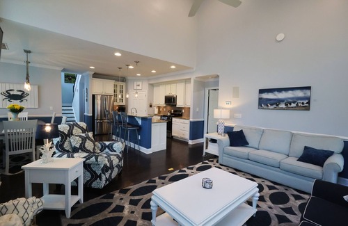 Bayside House | Christmas Tree, Linens, Bikes, XBOX & Patio w/Resort Pools, Hot Tubs & Saunas